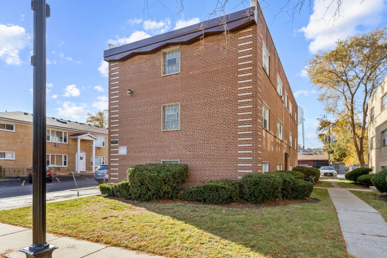 528 N Ardmore Avenue , Villa Park, IL 60181