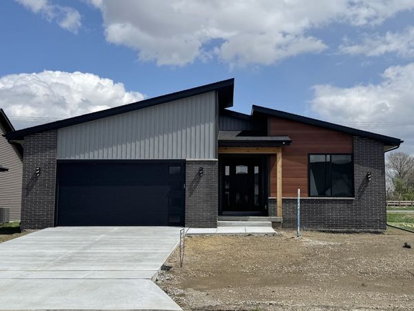 1413 Colonial Court, Eldridge, IA 52748