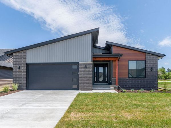 1413 Colonial Court, Eldridge, IA 52748