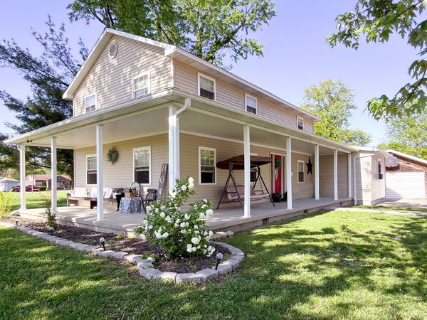 212 Oak Street, Flora, IL 62839