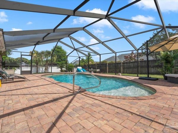 25 Bartlett Cir, Pensacola, FL 32505