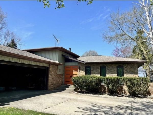 1752 Greenview Street , Valparaiso, IN 46383