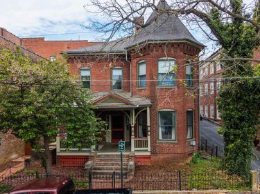 10 MARKET ST N, Staunton, VA 24401