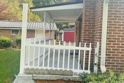 202 Bascus Street photo 4