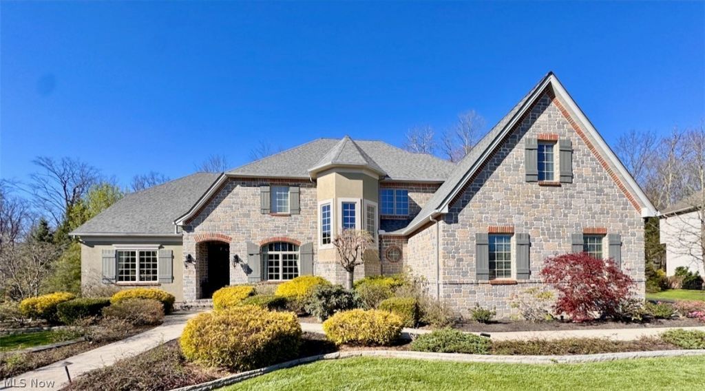 17385 Lookout Drive, Chagrin Falls, OH 44023