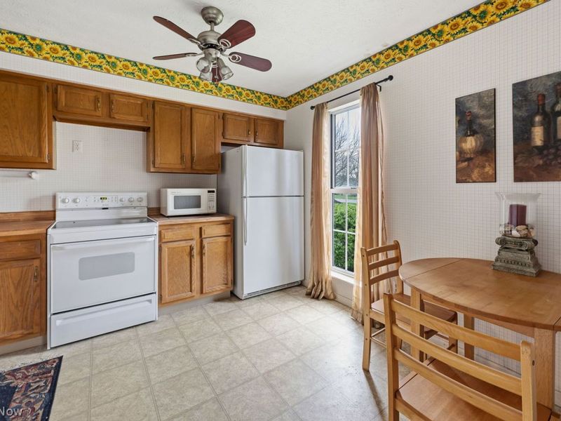 8020 Amberly Circle NW, North Canton, OH 44720 Photo 5