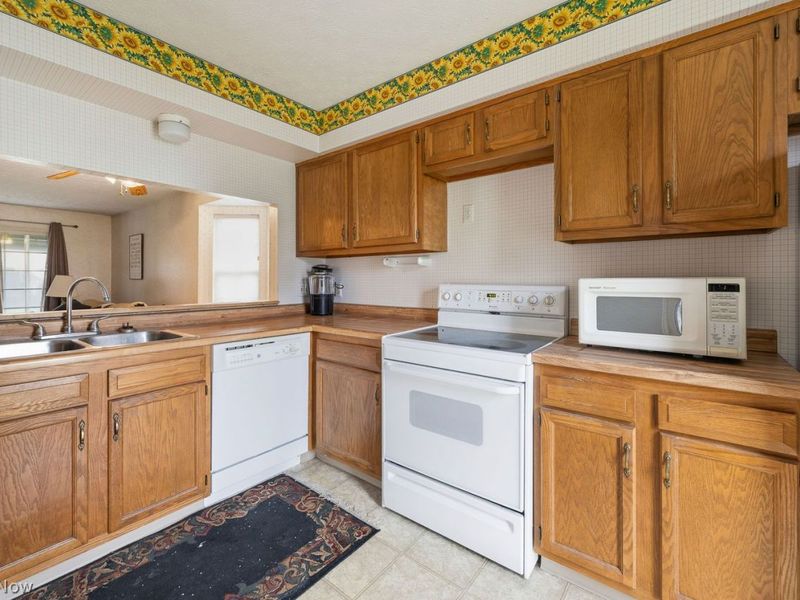 8020 Amberly Circle NW, North Canton, OH 44720 Photo 6