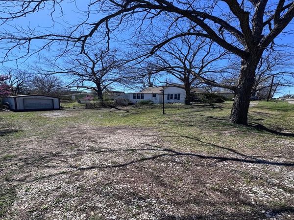 633 E Cooper Street , Van Alstyne, TX 75495