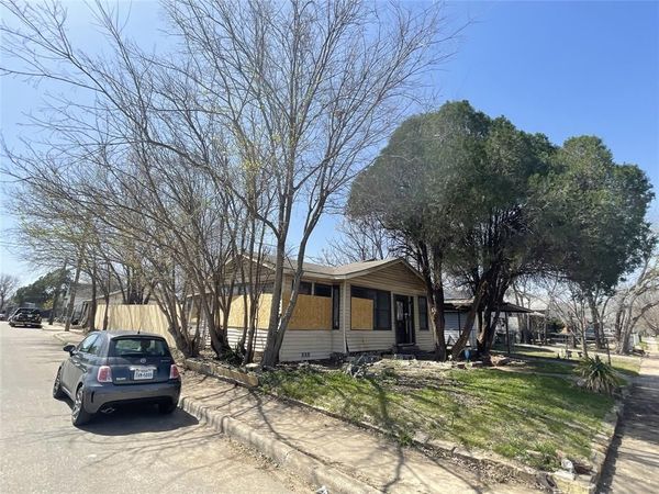 1136 E Leuda Street , Fort Worth, TX 76104