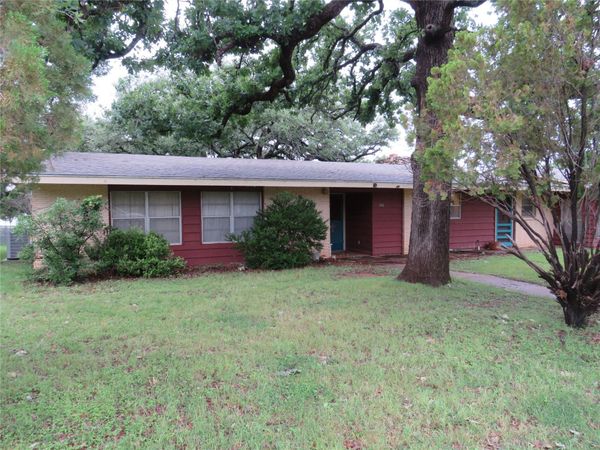 110 W Lakecrest DR, Bluffton, TX 78607