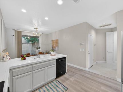 982 South Beach Dr, Sacramento, CA 95831 Photo