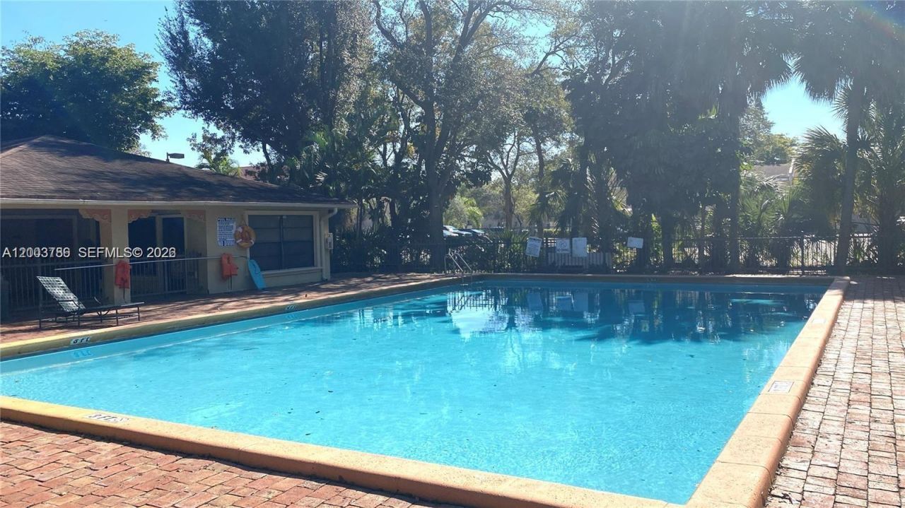 4033 Lakeside Dr, Unit 4033, Tamarac, FL 33319 Photo