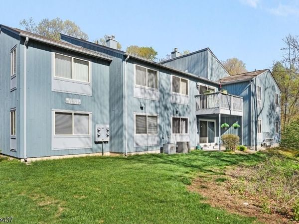 33 Drake Ln, Roxbury, NJ 07852