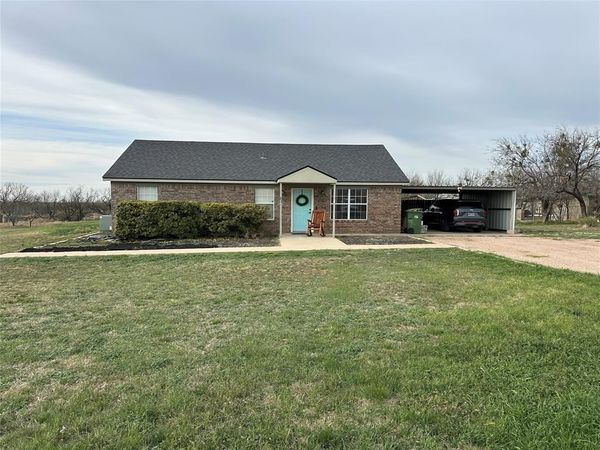 634 Mccartney Lane, Tye, TX 79563