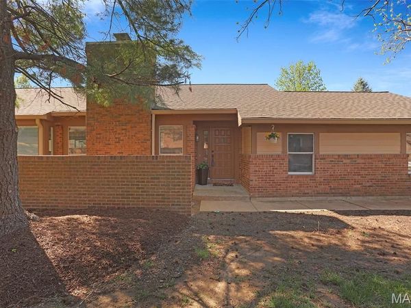 1038 King Henry Court , Creve Coeur, MO 63146