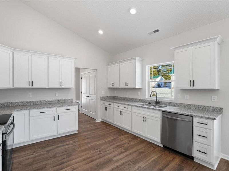 517 E Chillicothe Avenue , Bellefontaine, OH 43311 Photo 4