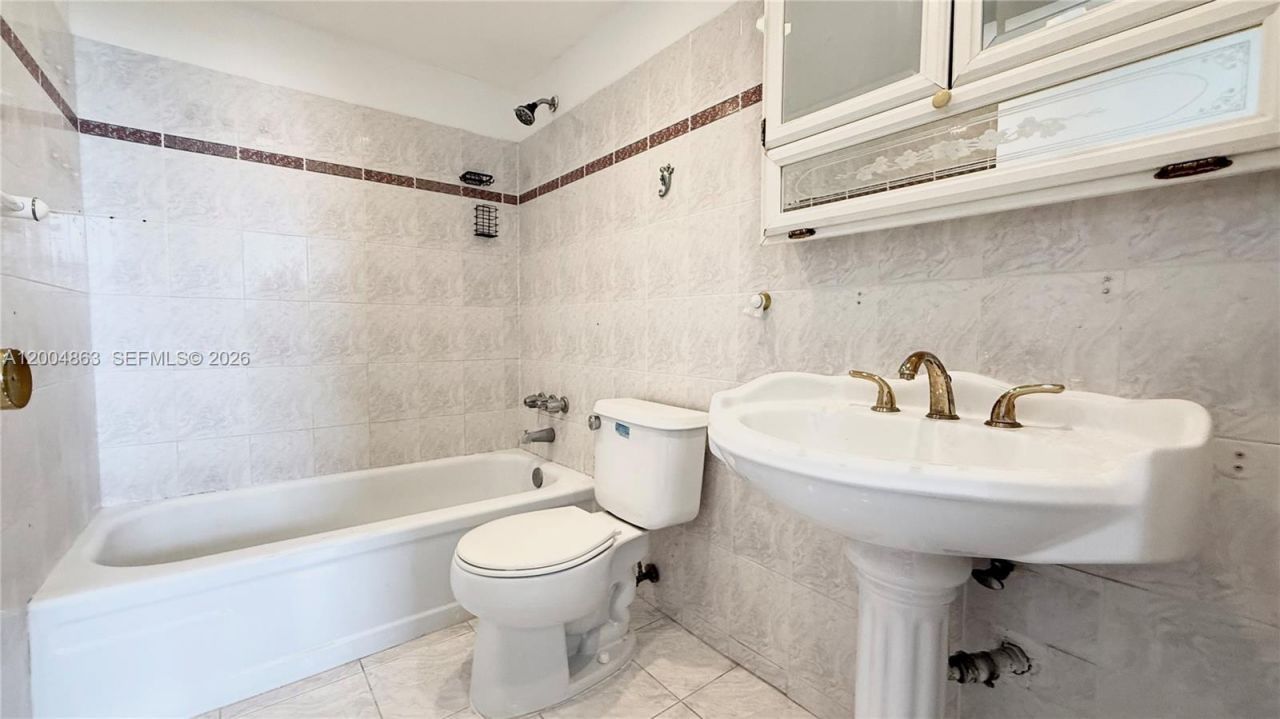 1830 Dixieanna St, Unit 404, Hollywood, FL 33020 Photo