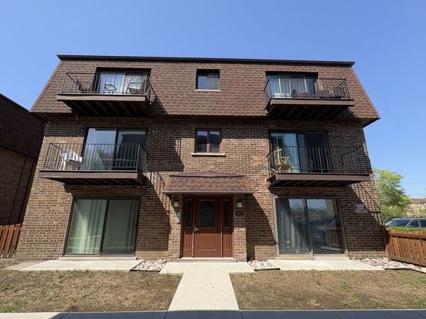 9821 Bianco Terrace, Unit 1A, Des Plaines, IL 60016