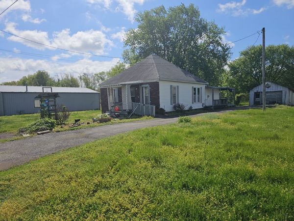 607 Filbert Street , Odin, IL 62870