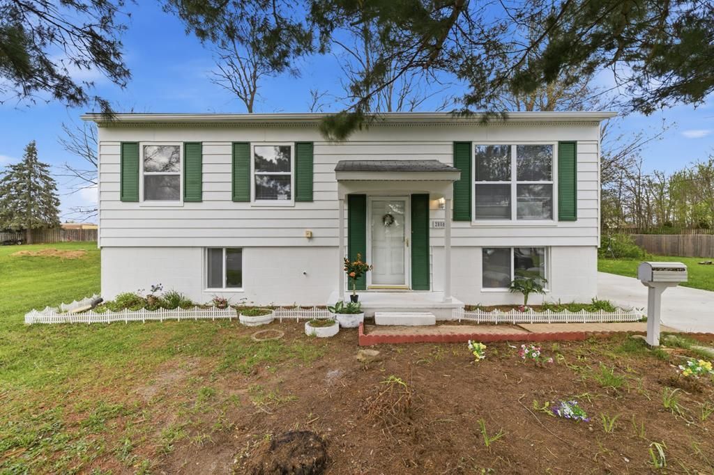 2050 N Willowood Dr, Ontario, OH 44906 Main Photo