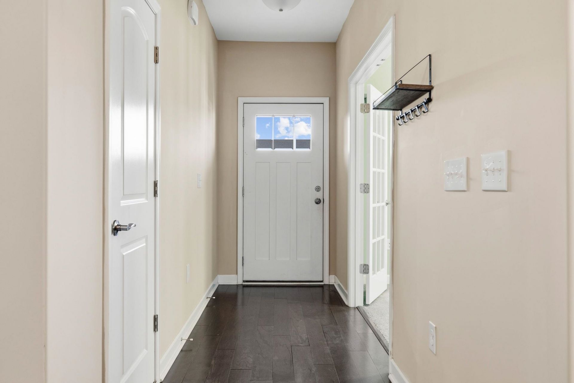 2820 Desert Rose St.  Photo 4