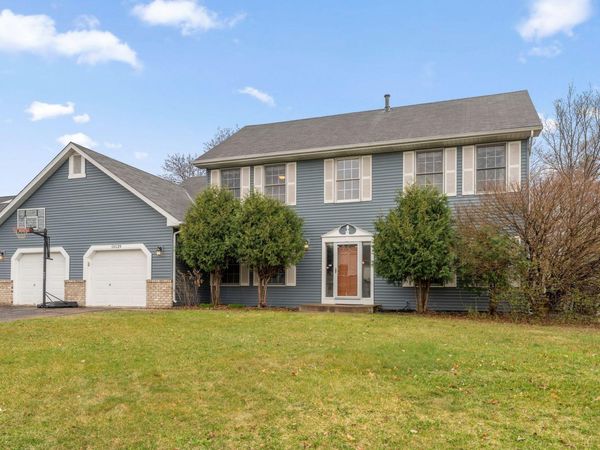 10129 Horseshoe Trail, Eden Prairie, MN 55347