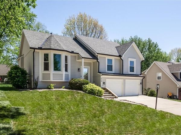 828 S Valley Drive, Lansing, KS 66043