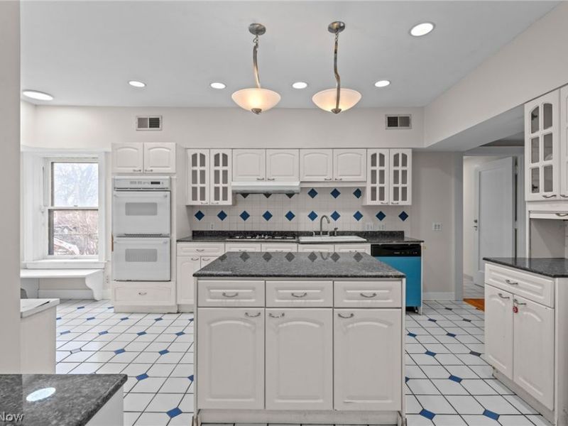 11428 Cedar Glen Parkway, Unit C2D2, Cleveland, OH 44106 Photo 14