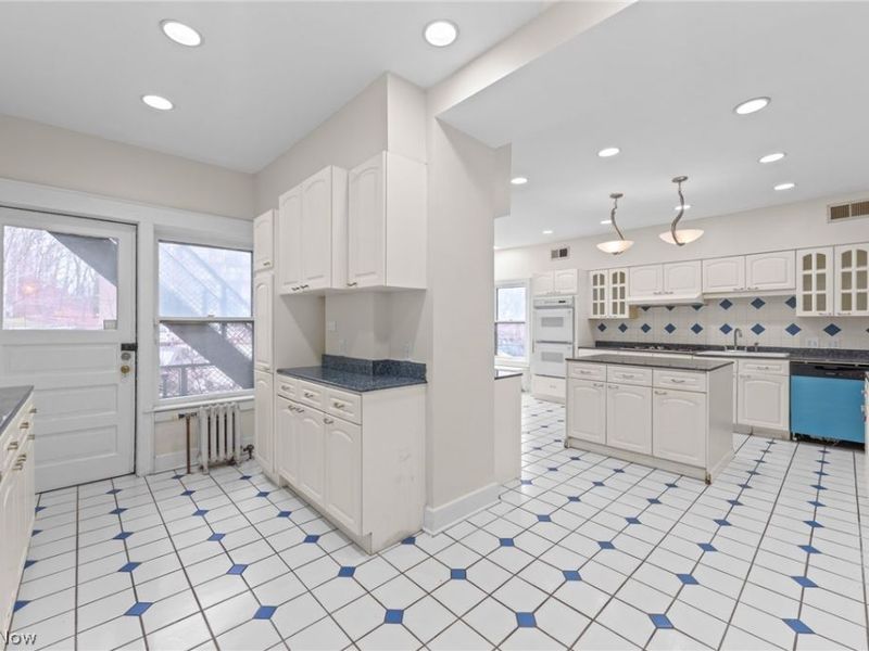 11428 Cedar Glen Parkway, Unit C2D2, Cleveland, OH 44106 Photo 18