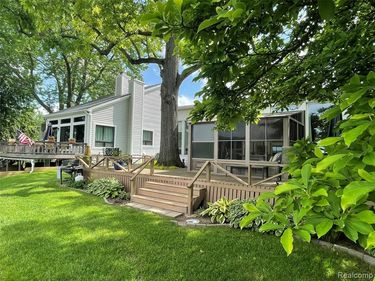 10470 King Road, Springfield Twp, MI 48350