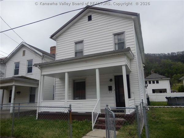 145 6th Avenue, Montgomery, WV 25136