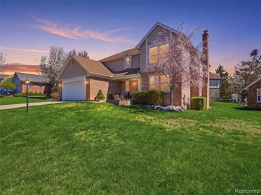 360 Sandalwood Drive, Rochester Hills, MI 48307