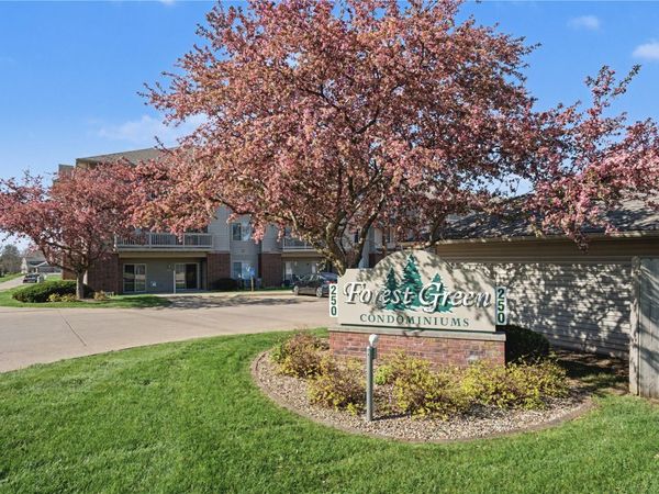 250 Cimarron Drive, Unit 114, Hiawatha, IA 52233