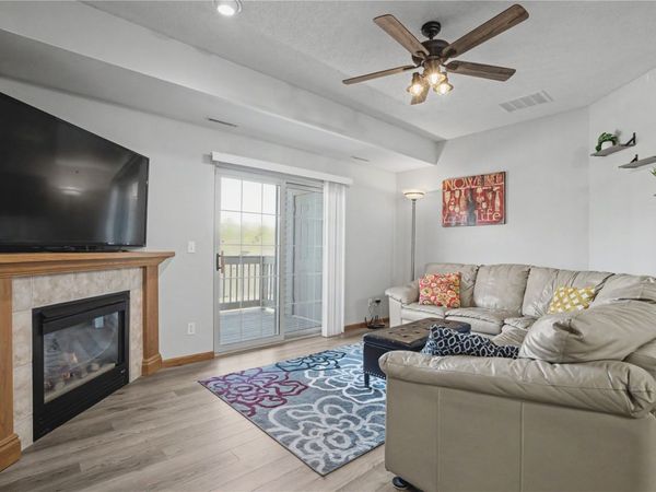 250 Cimarron Drive, Unit 114, Hiawatha, IA 52233