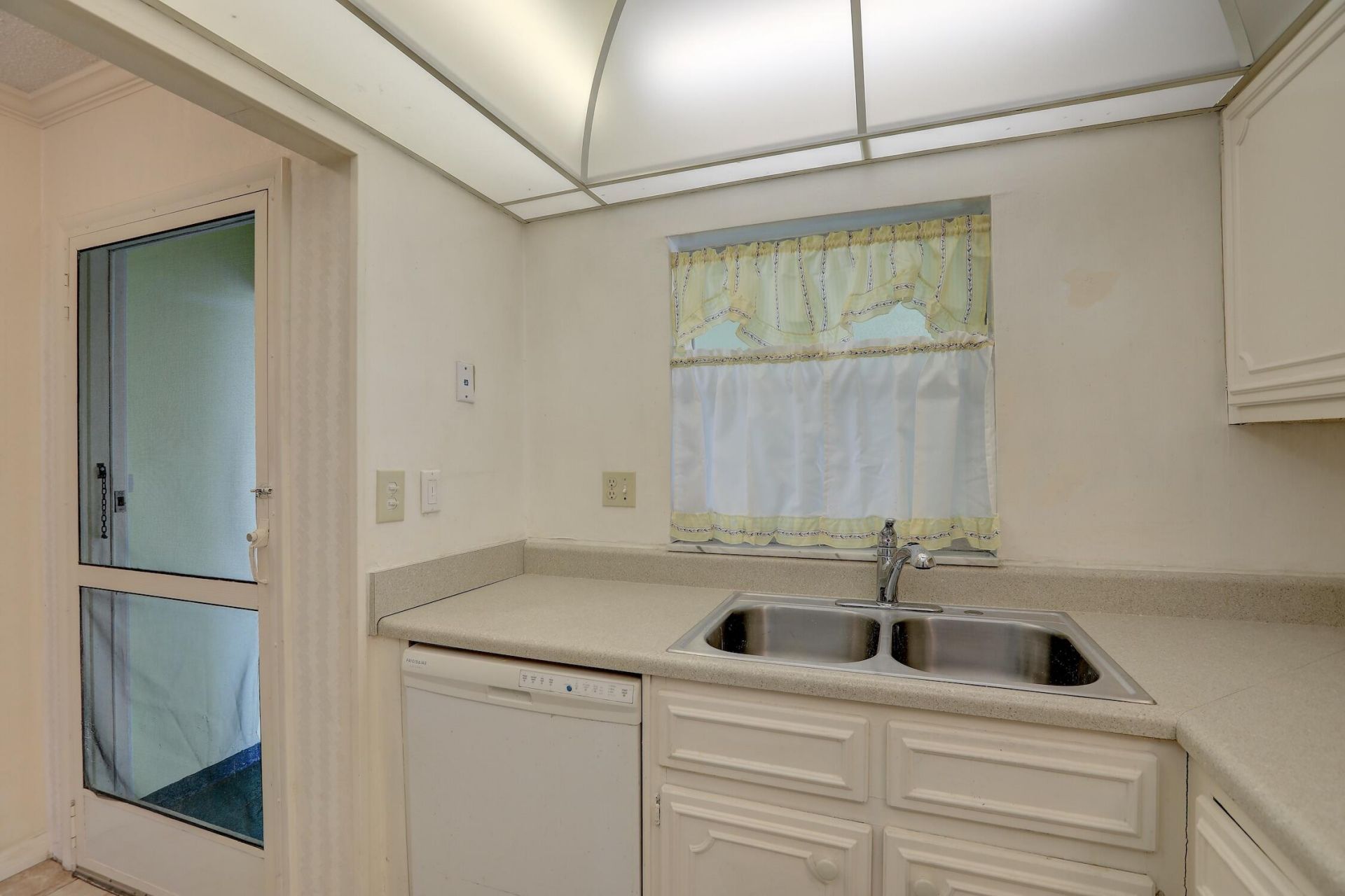 1100 Ponce De Leon Circle, Unit 305, Vero Beach, FL 32960 Photo