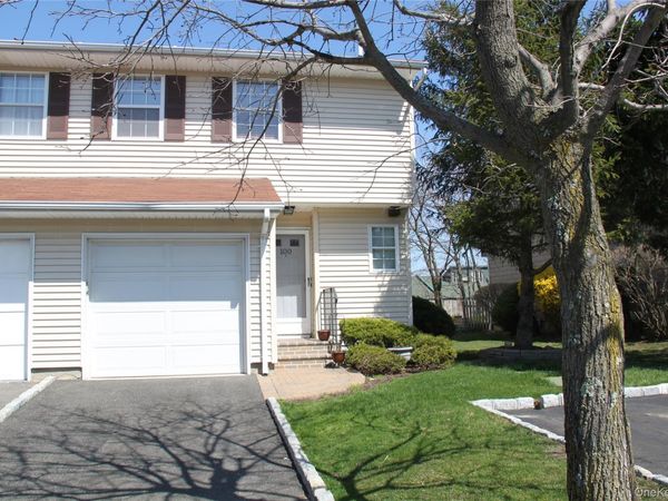 100 Woodlake Drive W, Woodbury, NY 11797