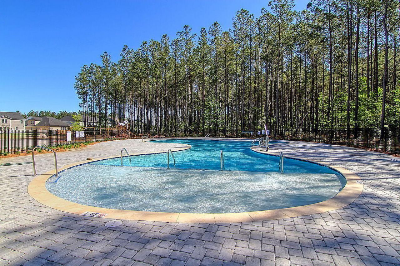 562 Dunswell Drive Photo 32