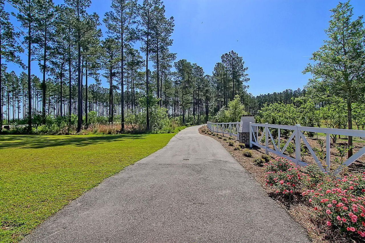 562 Dunswell Drive Photo 33