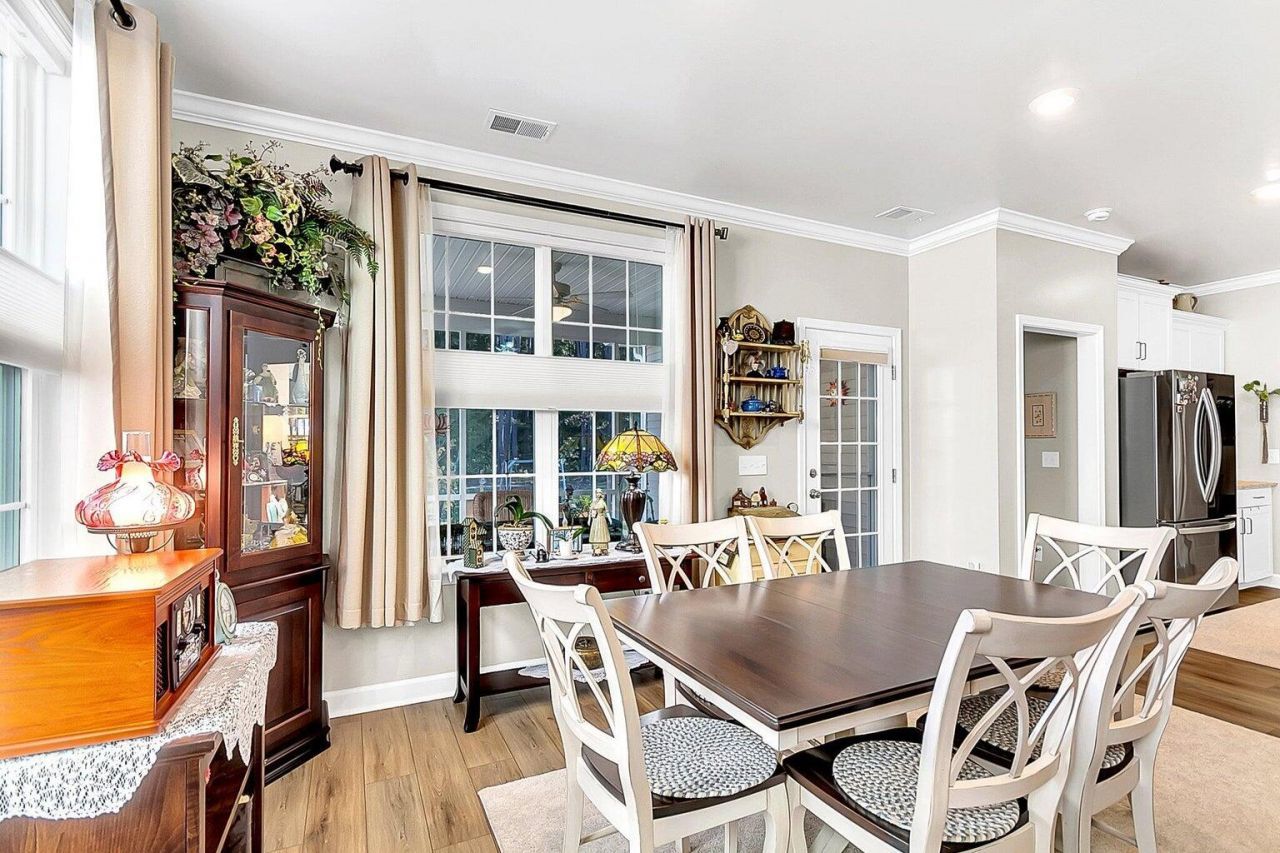 562 Dunswell Drive Photo 9