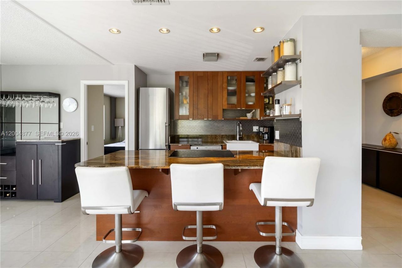 126 Golden Isles Dr, Unit 32A, Hallandale Beach, FL 33009 Photo