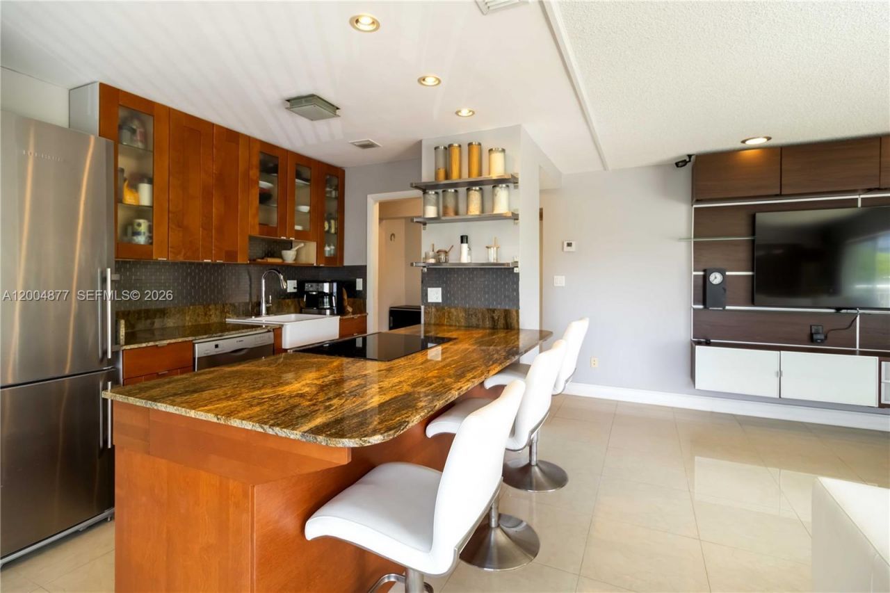 126 Golden Isles Dr, Unit 32A, Hallandale Beach, FL 33009 Photo