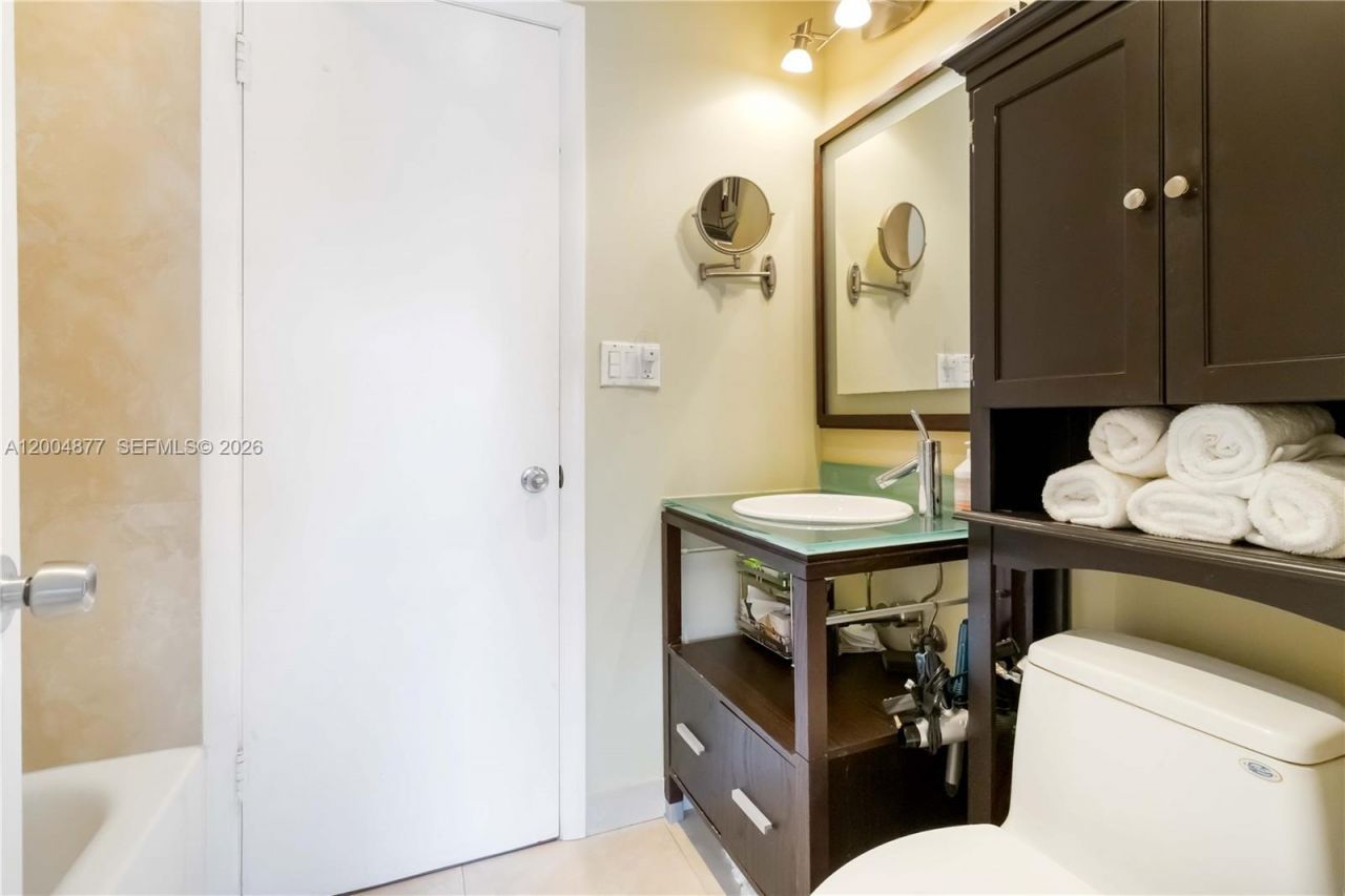 126 Golden Isles Dr, Unit 32A, Hallandale Beach, FL 33009 Photo