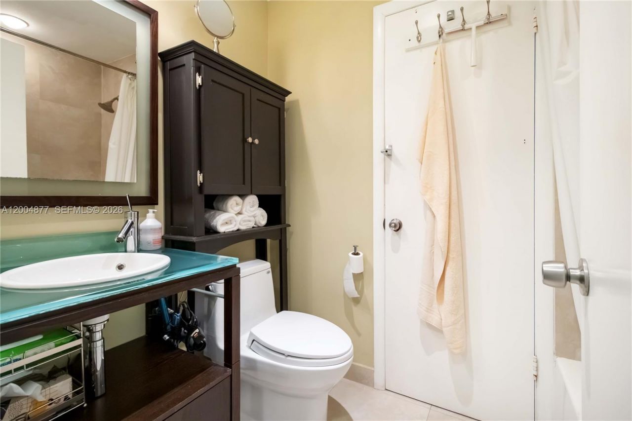126 Golden Isles Dr, Unit 32A, Hallandale Beach, FL 33009 Photo