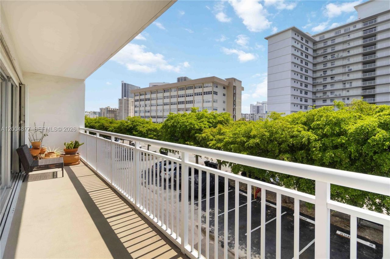 126 Golden Isles Dr, Unit 32A, Hallandale Beach, FL 33009 Photo