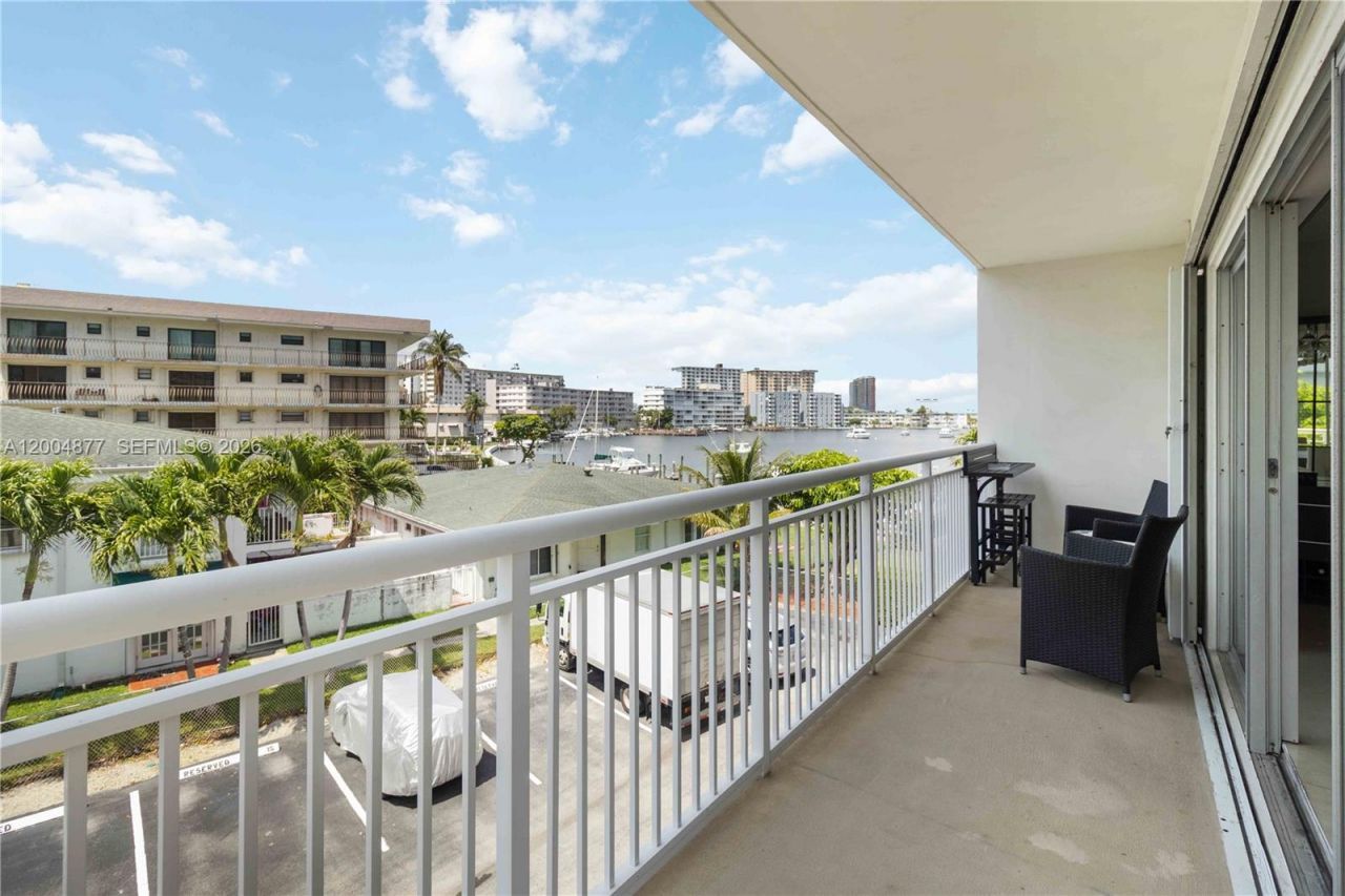 126 Golden Isles Dr, Unit 32A, Hallandale Beach, FL 33009 Photo