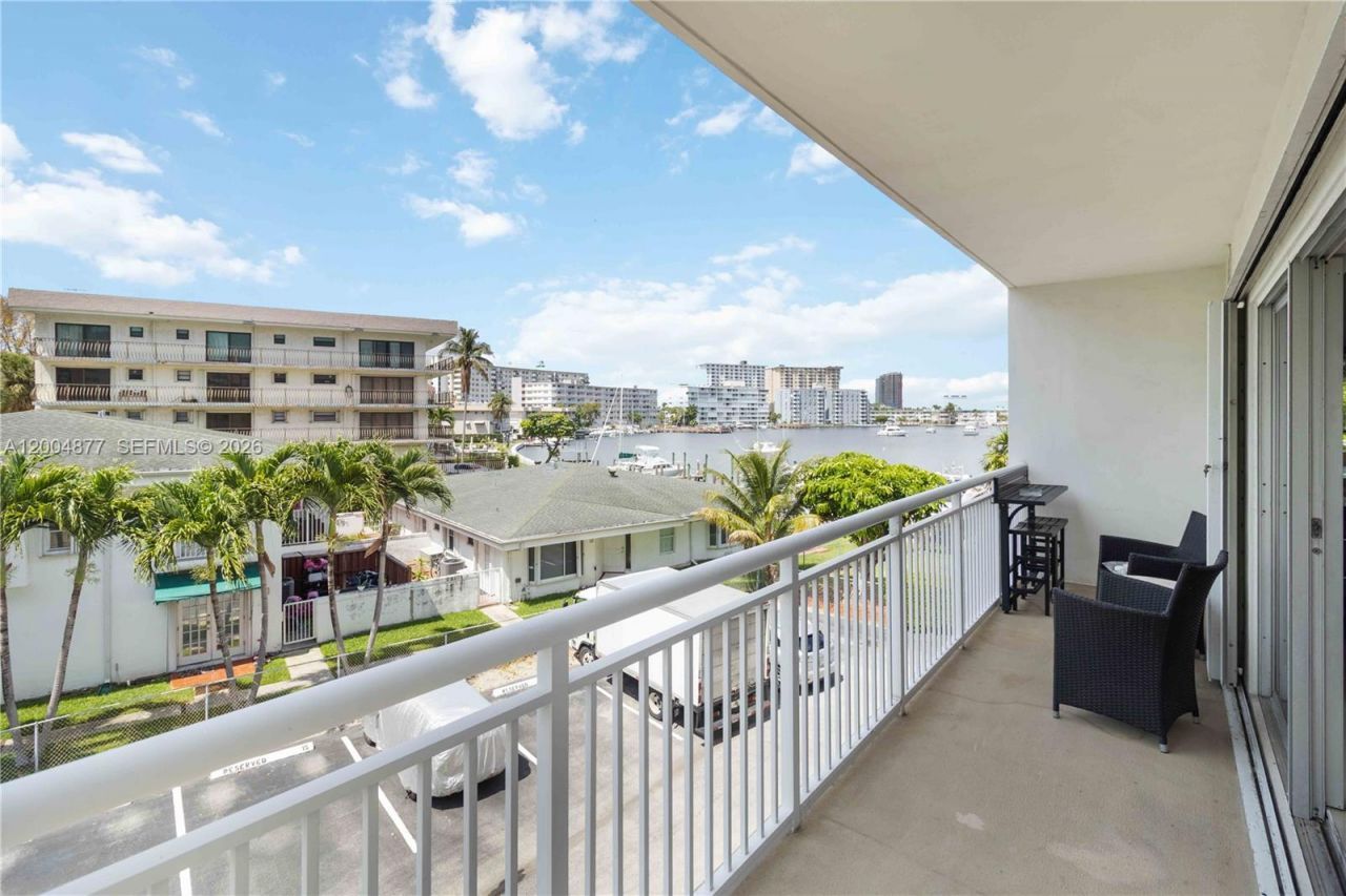 126 Golden Isles Dr, Unit 32A, Hallandale Beach, FL 33009 Photo