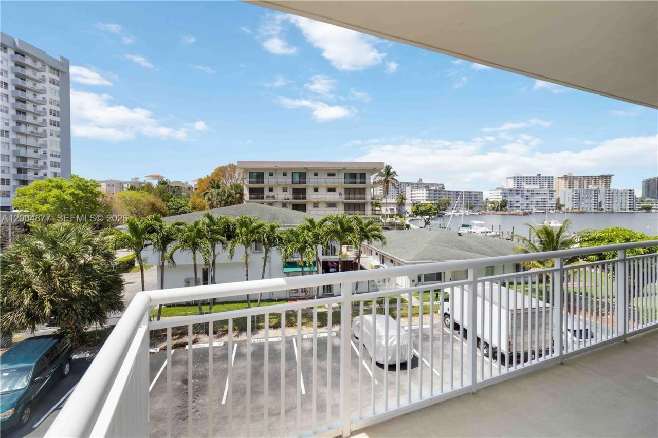 126 Golden Isles Dr, Unit 32A, Hallandale Beach, FL 33009 Photo