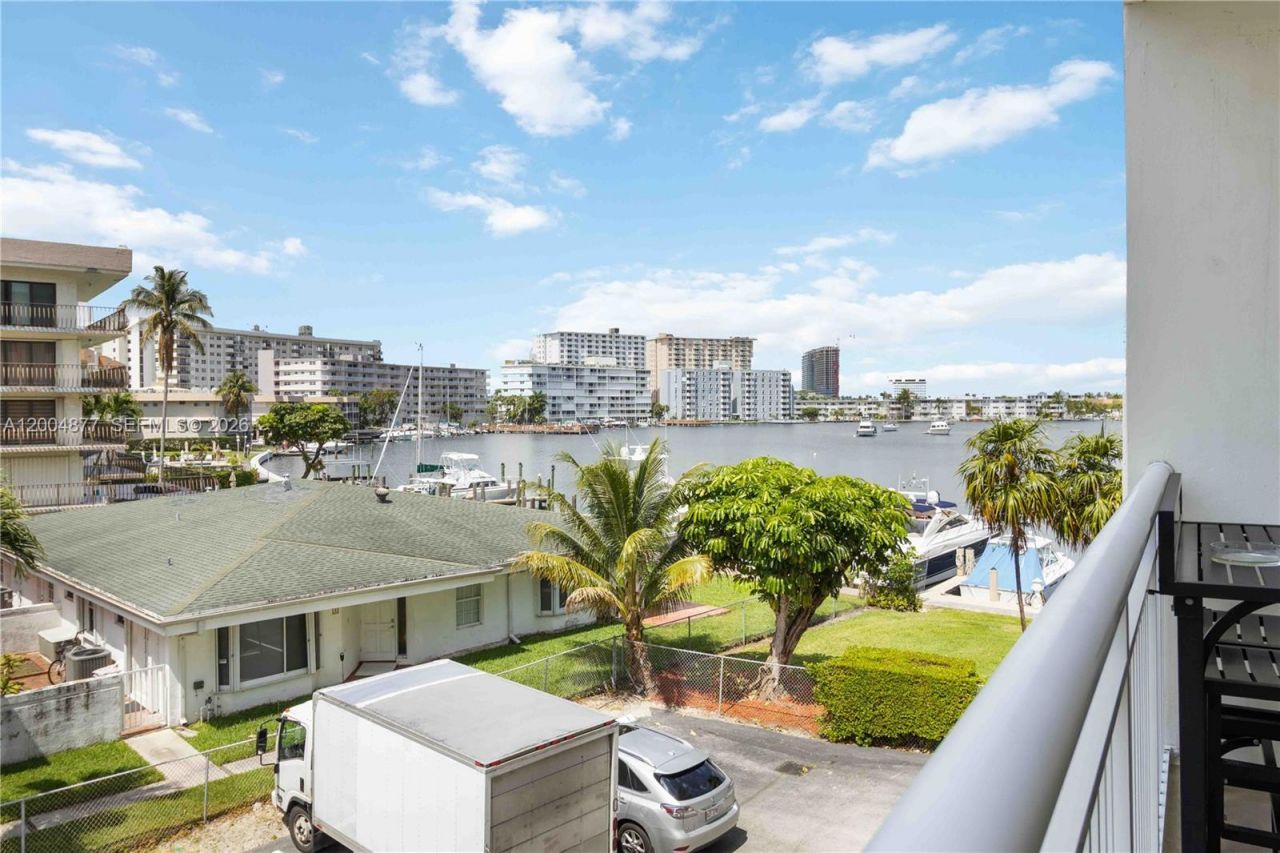 126 Golden Isles Dr, Unit 32A, Hallandale Beach, FL 33009 Photo