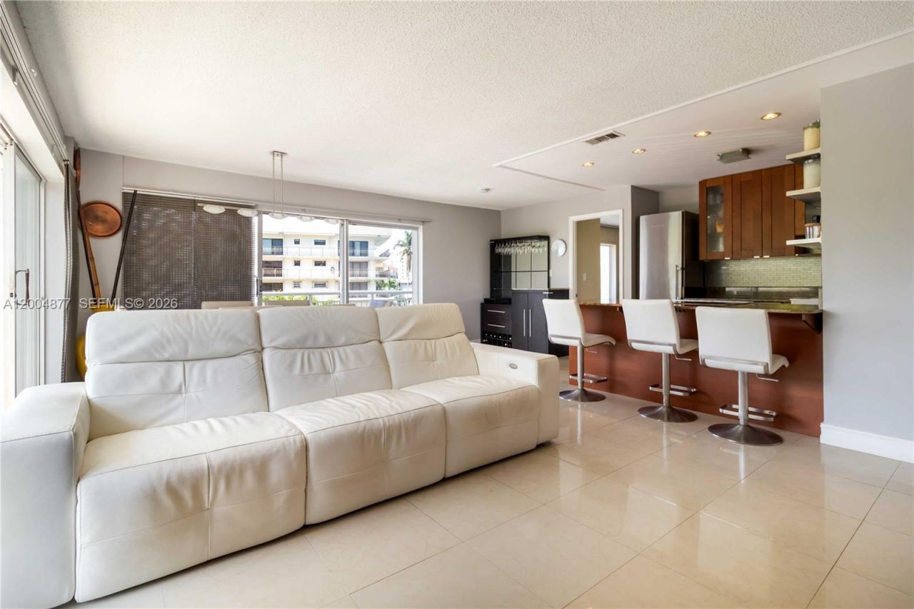 126 Golden Isles Dr, Unit 32A, Hallandale Beach, FL 33009 Photo
