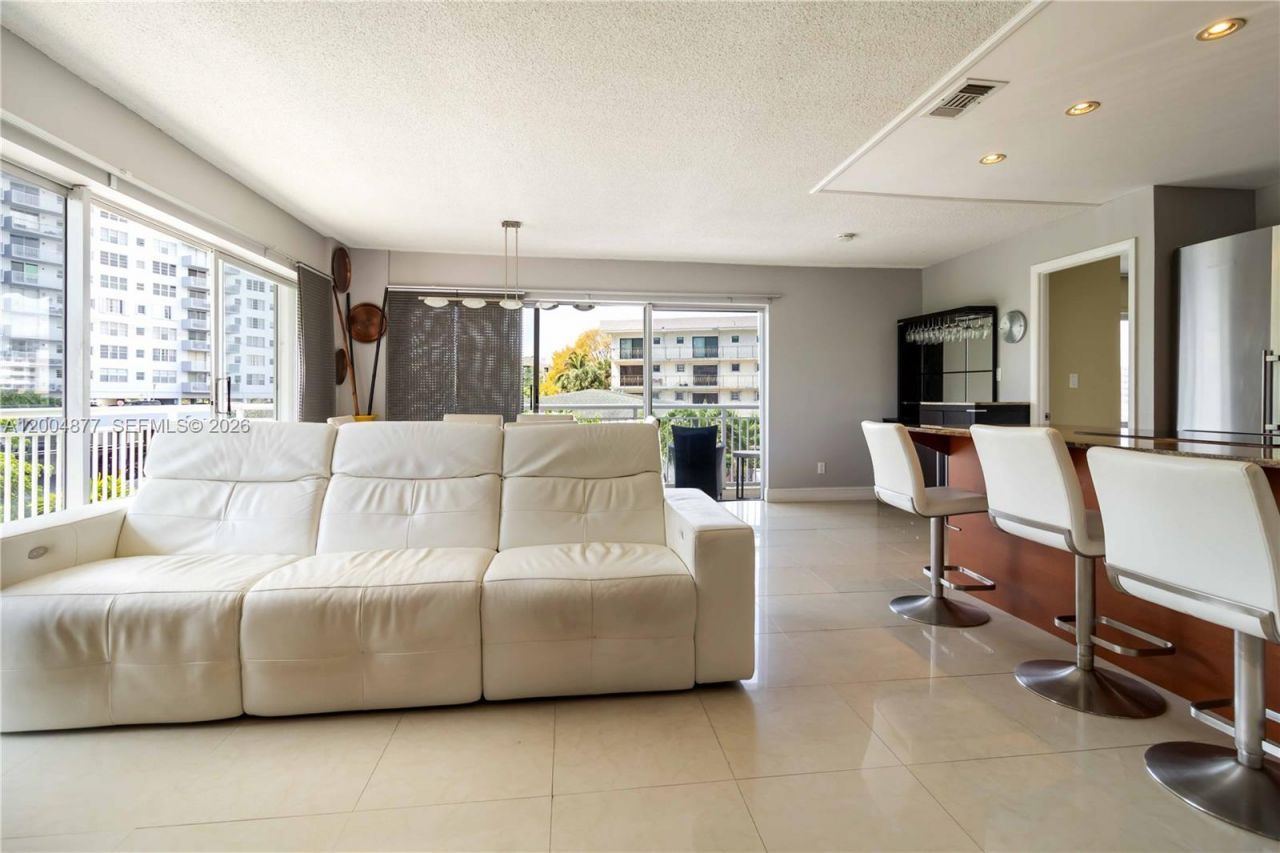 126 Golden Isles Dr, Unit 32A, Hallandale Beach, FL 33009 Photo